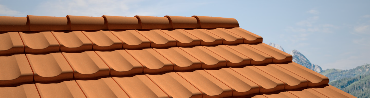 Dach mit orangefarbenen Ziegeln unter blauem Himmel