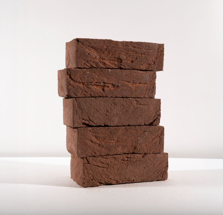 Fuenf gestapelte Schokoladenbrownies auf weissem Hintergrund.